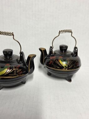 Pair of Black Ceramic Teapot Salt And Pepper Shaker with Hand-Painted Rooster